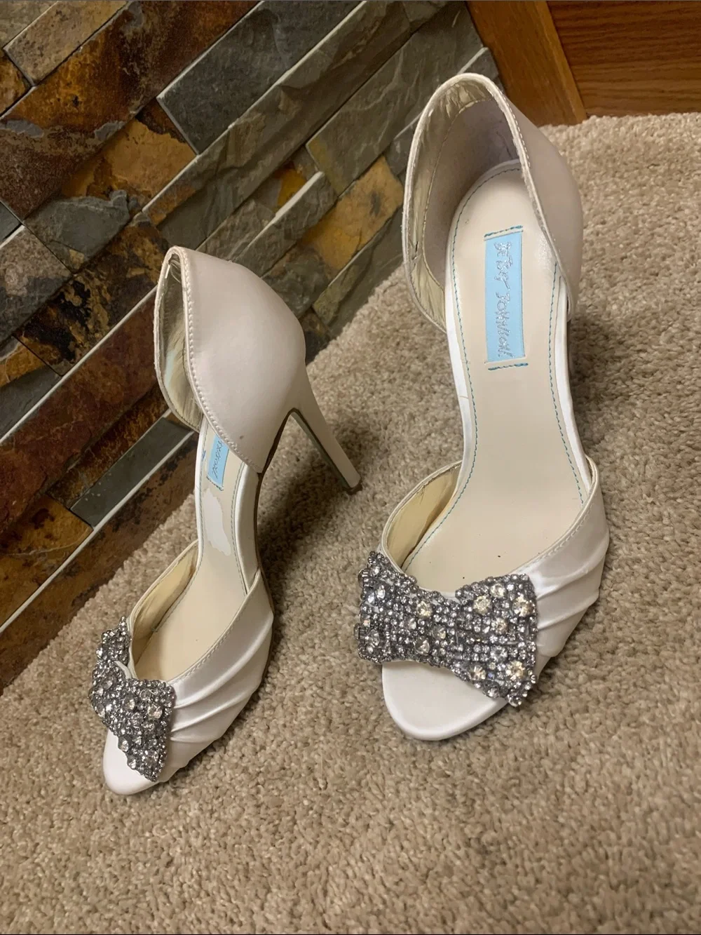 Blue by betsey Johnson 7.5 sb gown Ivory Crystal Bow Peep-Toe High Heels
